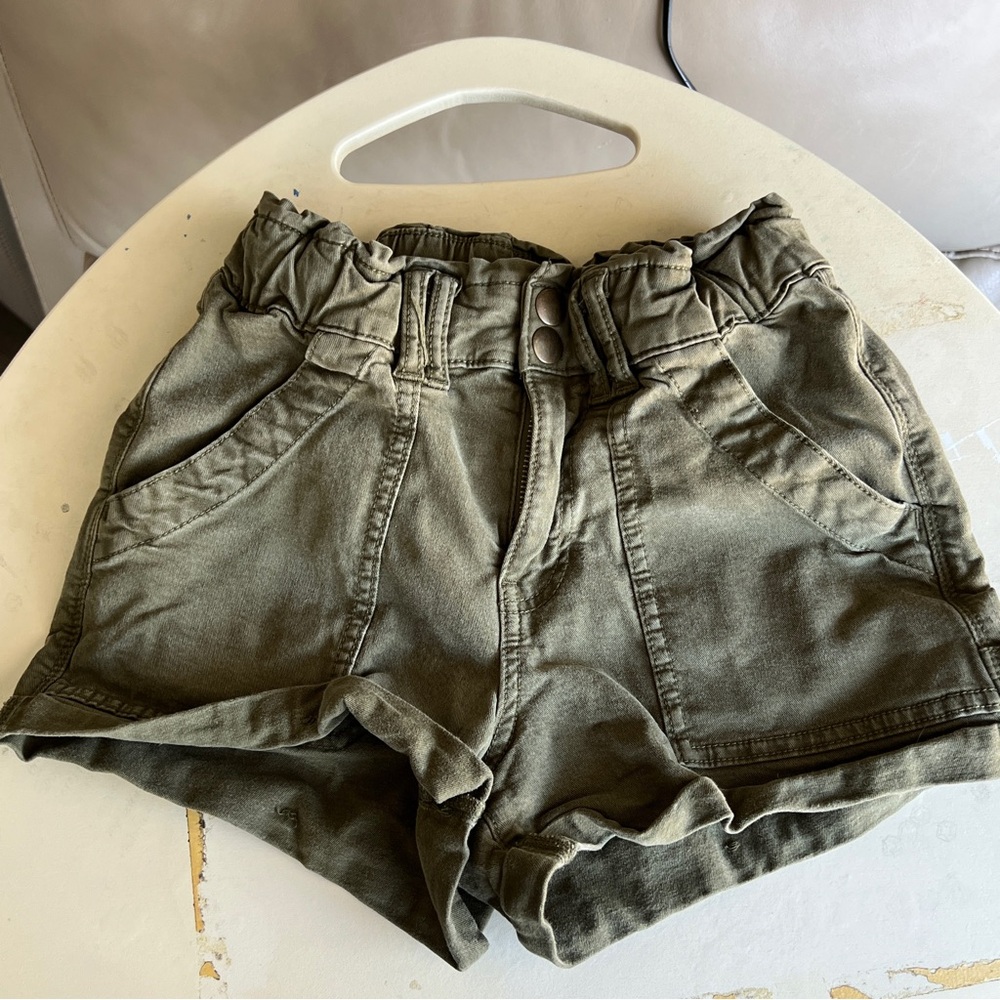 Arizona green avocado color shorts size 0. Good condition Buttons and sizer work